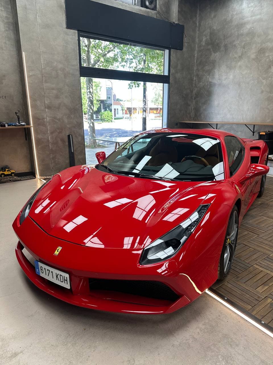 Ferrari 488 — Aplicación de película protectora en elementos de la carrocería, foto 1